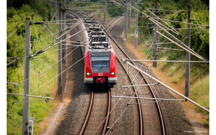 Zug_Deutsche Bahn Ein Zug der Deutschen Bahn fährt durch die Landschaft.