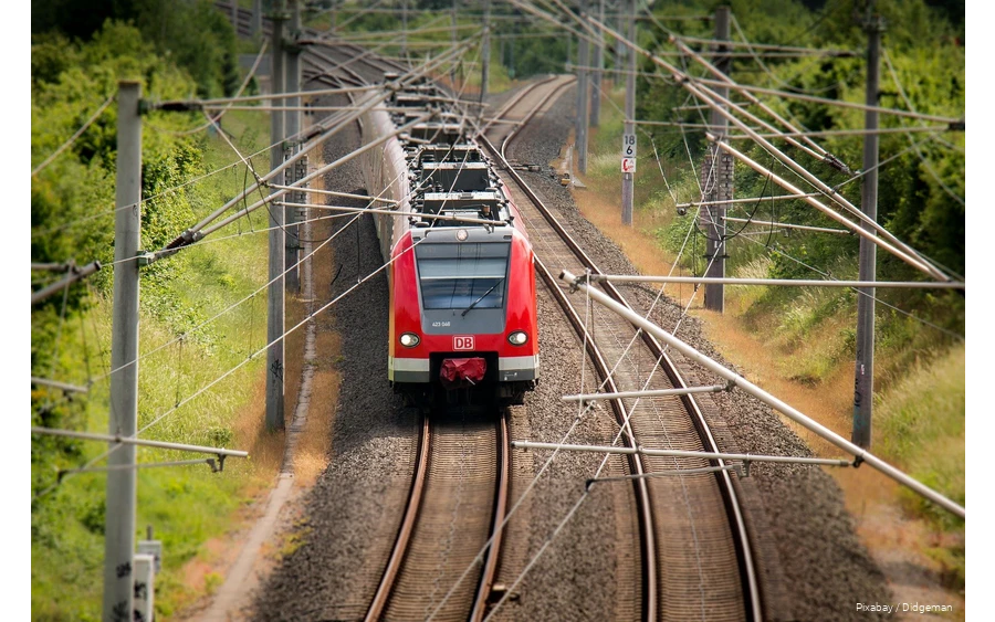 Zug_Deutsche Bahn Ein Zug der Deutschen Bahn fährt durch die Landschaft.