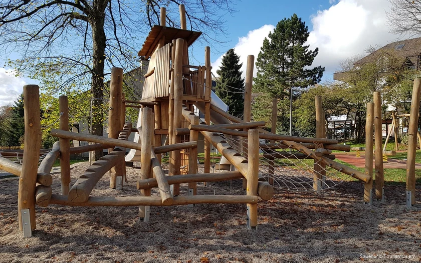 Abenteuerspielplatz Wippermann Klettergerüst des Spielplatzes an Villa Wippermann
