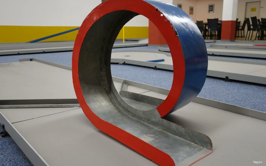 Minigolfhalle Halver Minigolfbahn mit Looping