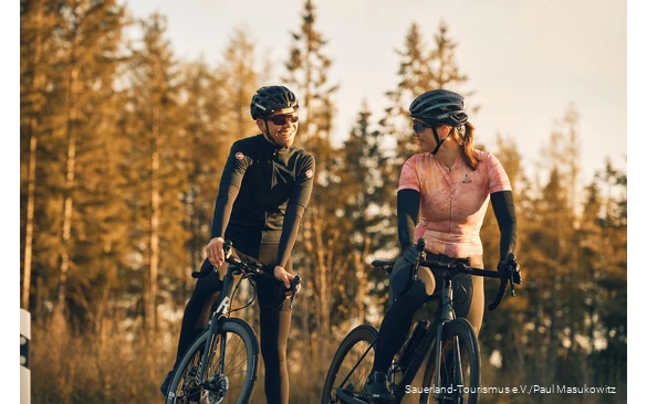 Zwei Rennradfahrer unterhalten sich