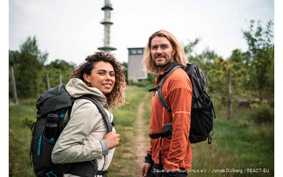 Wanderer unterwegs auf dem Sauerland-Höhenflug im Bereich der Nordhelle.