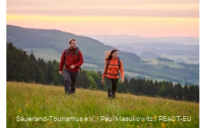 Wanderer unterwegs in den Sauerland-Wanderdörfern.