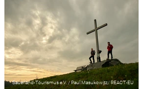 Zwei Wanderer genießen den Sonnenuntergang auf dem Clemensberg.