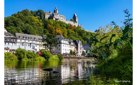 Die Lenne in Altena mit Häusern und Burg im Hintergrund