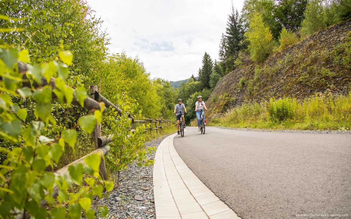 Radfahrer auf einem Radweg im Sauerland.