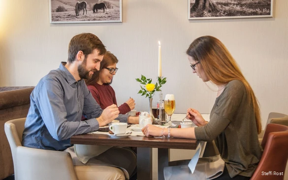 Genuss von regionalen Köstlichkeiten in der VELTINS Lounge.