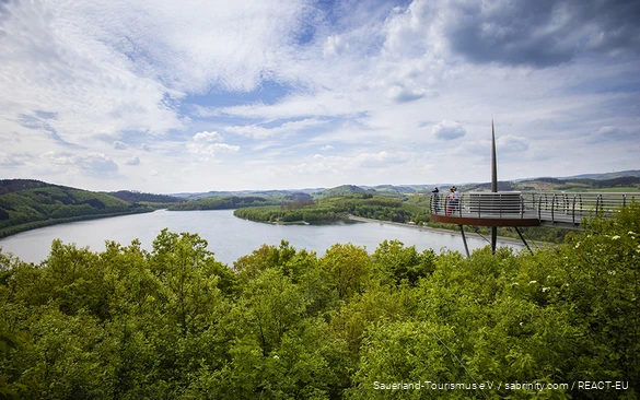 Blick auf den Skywalk Biggeblick oberhalb des Biggesee-Listersees.