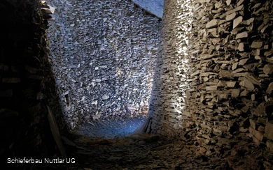 imposante Schieferwand im Schieferbau Nuttlar