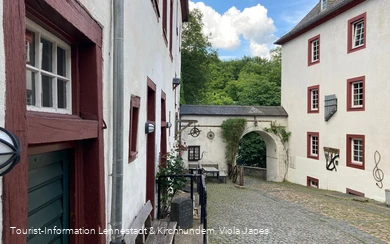 Burg Bilstein Innenhof©Tourist-Information Lennestadt & Kirchhundem, Viola Japes.jpg