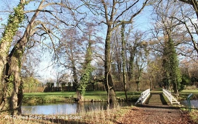 Holzbrücke im Schlosspark