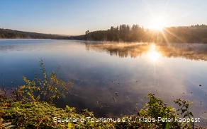 Sonnenaufgang am Hevesee im Naturpark Arnsberger Wald.