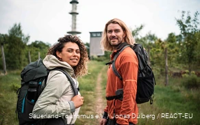 Wanderer unterwegs auf dem Sauerland-Höhenflug im Bereich der Nordhelle.