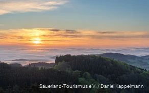 Blick vom Bollerberg bei Hesborn über die umliegende Landschaft.