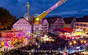 Blick auf das bunte Treiben auf der Soester Allerheiligen Kirmes.