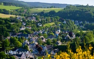 Ein Teleobjektiv lässt alles etwas dichter zusammenrücken. Die Berge wirken etwas steiler, als sie wirklich sind.