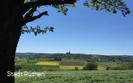 Blick auf die St-Clemenskirche in Kallenhardt