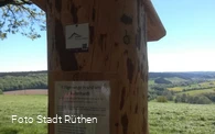 Stele aus Lärchenholz am Pilgerweg