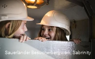 Kinder in der Grubenbahn