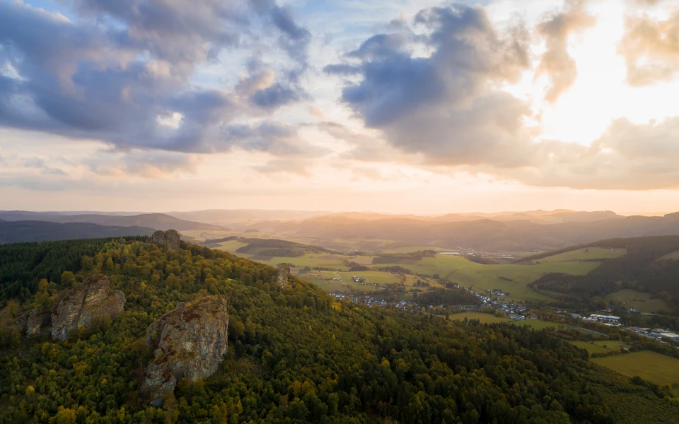 Luftbildaufnahme der Bruchhauser Steine bei Olsberg und Umgebung