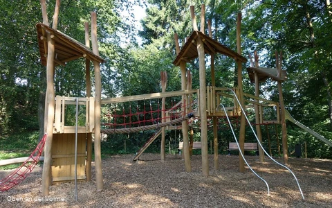 Die Spielgeräte auf dem Baumhaus-Spielplatz