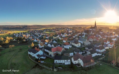 Blick auf das Bergdorf Kallenhardt