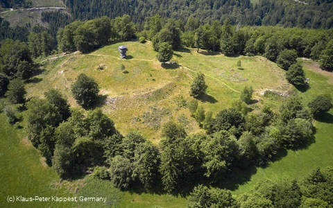 Luftaufnahme der Schwalenburg mit den Wallringen