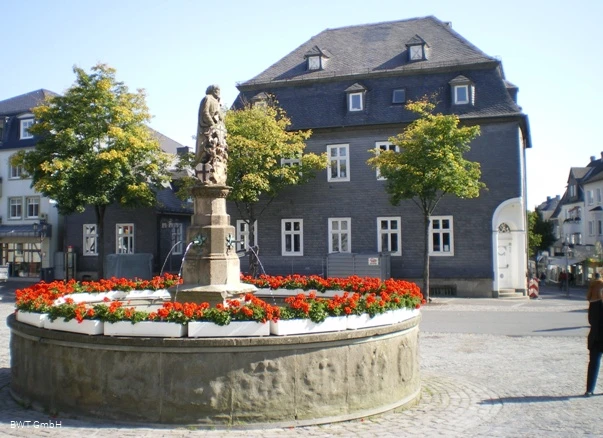 Petrusbrunnen mit Haus Hövener