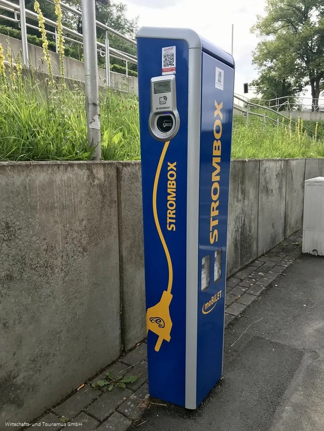 E - Auto Ladesäule an der Staumauer