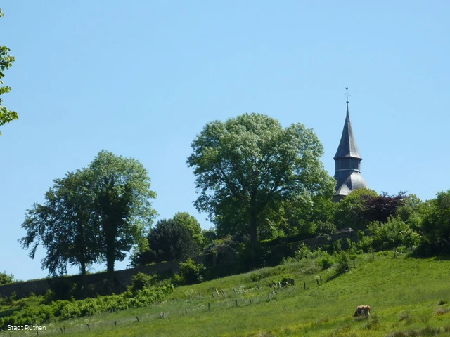 Blick auf die Stadtmauer mit Turm der Johanneskirc