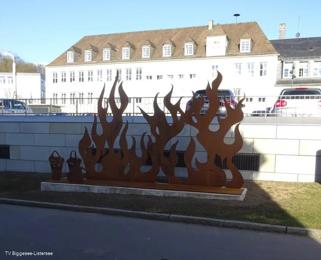 Skulptur Feuer löschen