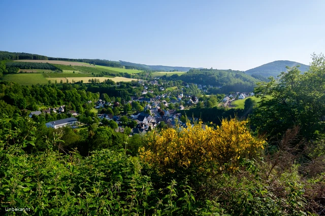 Ein Weitwinkelobjektiv betont die Weite und lässt die Berge etwas flacher erscheinen, als sie wirklich sind.