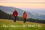 Wanderer unterwegs in den Sauerland-Wanderdörfern.