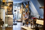 A mother explores the Südsauerlandmuseum in Attendorn with her children.